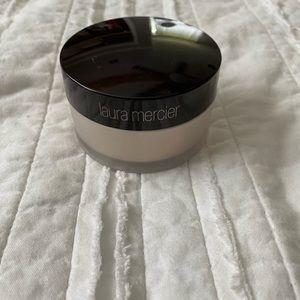Laura Mercier setting powder!